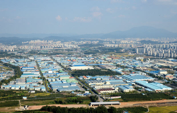 12일 한국은행의 잇단 ‘빅 스텝’(기준금리 0.50%포인트 인상) 단행으로 인해 금리가 치솟게 되면서 일부 지역 중소기업들은 영업이익을 다 쏟아부어도 이자를 감당할 수 없는 한계상황이 현실로 닥치고 있다고 우려하고 있다. 광주 하남공단 전경.<광주일보 자료사진>