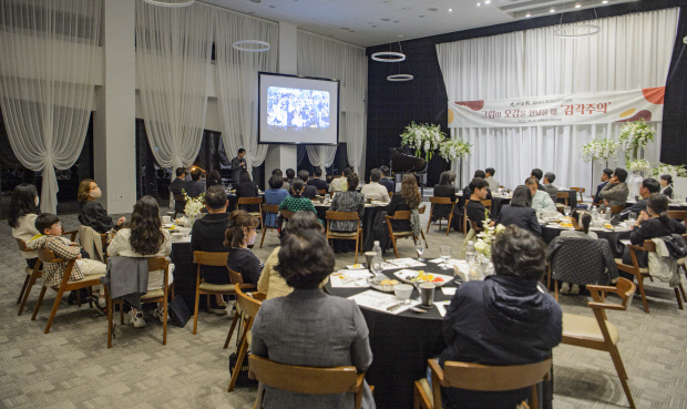 지난 11일 열린 제10기 광주일보리더스아카데미에서 정우철 도슨트와 민시후 작곡가, 노인호 조향사가 프랑스 인상파 화가 르누와르 작품에 설명과 함께 음악에 연결된 향기를 선보이고 있다. /김진수 기자 jeans@kwangju.co.kr
