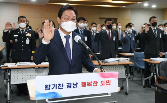 박완수 경남도지사가 14일 오전 경남도청에서 열린 2022년 국회 행정안전위원회 경남도 국정감사에서 선서하고 있다./김승권 기자/