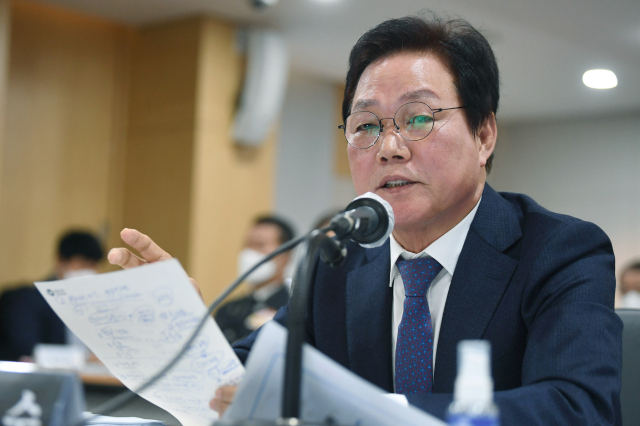 박완수 경남도지사가 14일 오전 경남도청에서 열린 2022년 국회 행정안전위원회 경남도 국정감사에서 답변하고 있다./김승권 기자/