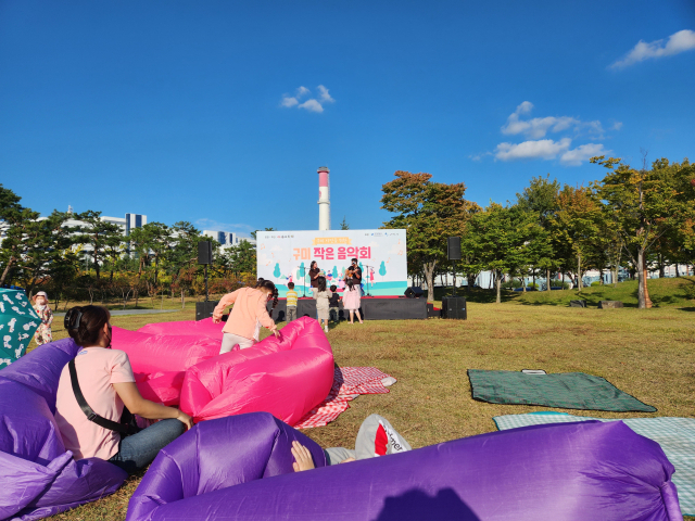 15일 구미 동락공원에서 열린 '2022년 구미작은음악회'에서 아이들이 무대를 함께 즐기고 있다. 이영광 기자