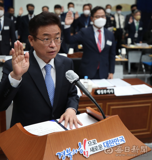 17일 경북도청에서 열린 '2022년도 국회 행정안전위원회 국정감사'에서 이철우 경북도지사가 선서를 하고 있다. 안성완 기자 asw0727@imaeil.com