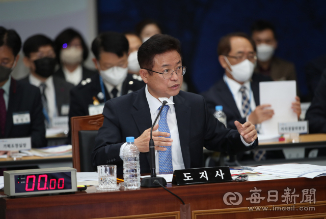 17일 경북도청에서 열린 '2022년도 국회 행정안전위원회 국정감사'에서 이철우 경북도지사가 행정안전위원 국회의원의 질의에 답하고 있다. 안성완 기자 asw0727@imaeil.com