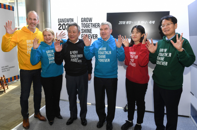 19일 서울 강남구 코엑스에서 열린 26차 국가올림픽위원회총연합회(ANOC) 총회에 참석한 바흐 위원장(오른쪽 세 번째)이 이기흥 대한체육회장(왼쪽 세 번째)과 2024 강원동계유스올림픽을 홍보하고 있다. 연합뉴스