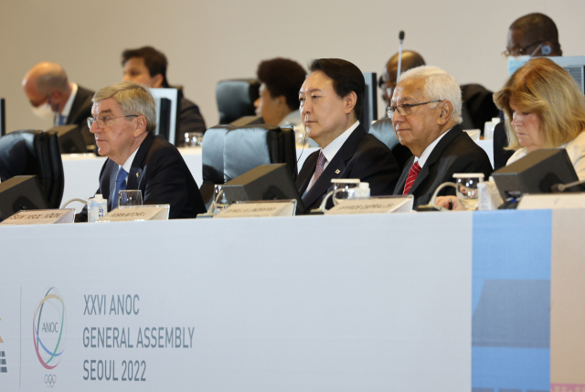 윤석열 대통령이 19일 오전 서울 강남구 코엑스에서 열린 국가올림픽위원회연합회(ANOC) 총회에 참석하고 있다. 왼쪽부터 토마스 바흐 국제올림픽위원회(IOC) 위원장, 윤 대통령, 로빈 미첼 ANOC 회장 직무대행. 연합뉴스