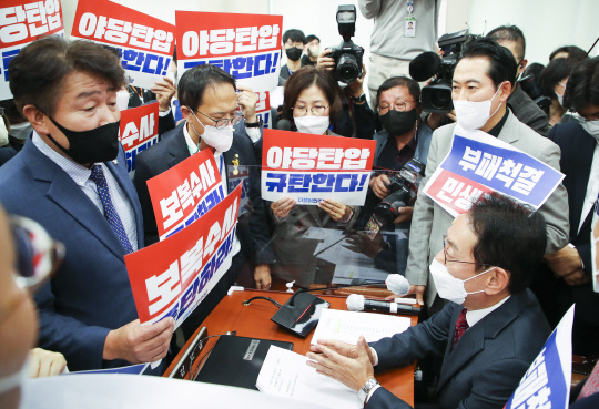 국민의힘과 더불어민주당이 20일 열린 국정감사에서 일방적 개회선언에 대치하고 있다. 연합뉴스