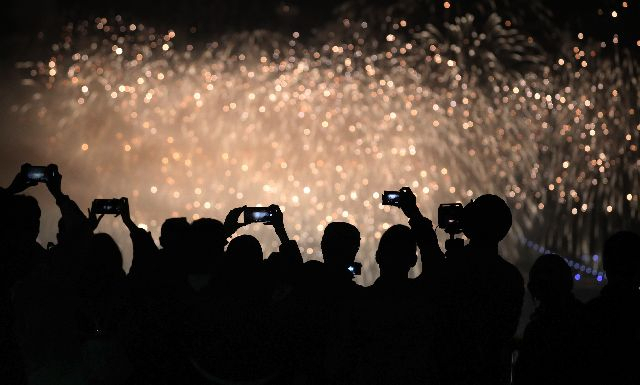 과거 부산 광안리해수욕장 일대에서 열린 부산불꽃축제에서 불꽃이 가을밤 하늘을 수놓고 있다. 부산일보DB