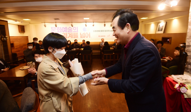 ◇지난 21일 춘천 봄내극장에서 선보인 연극 ‘마주보는 집’ 강원도 초연무대가 마무리된 후 열린 리셉션 자리에서 박진오 강원일보 사장(우)이 2022 강원일보 신춘문예 희곡당선자 신영은 작가에게 꽃다발을 전달하고 있다. 박승선기자