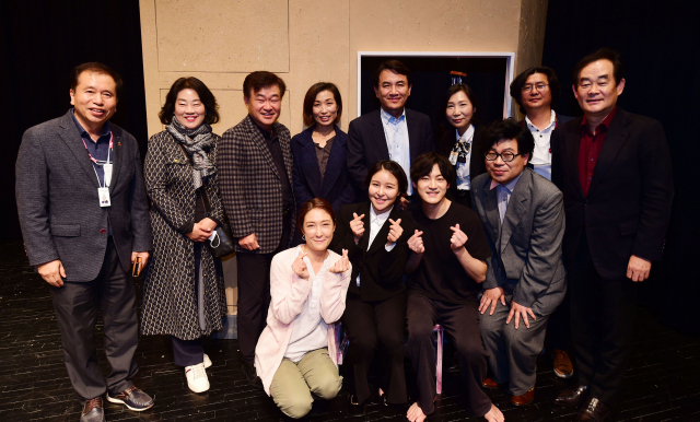 ◇지난 21일 첫 공연 관람을 마친 김진태 강원도지사, 박진오 강원일보사장, 허인구 G1 방송 사장, 이해규 춘천연극제 이사장, 김정훈 춘천연극협회장, 정은경 연출 등이 배우, 제작진과 함께 기념촬영을 하고 있다. 박승선기자