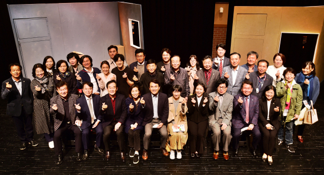 ◇2022 강원일보 신춘문예 희곡부문 당선작인 신영은 작가의 '마주보는 집'이 지난 21~23일 춘천 봄내극장에서 선보인 가운데 지난 21일 첫 공연 관람을 마친 김진태 강원도지사, 신경호 도교육감, 박진오 강원일보사장, 육동한 춘천시장, 김진호 춘천시의장 등이 배우, 제작진과 함께 기념촬영을 하고 있다. 박승선기자