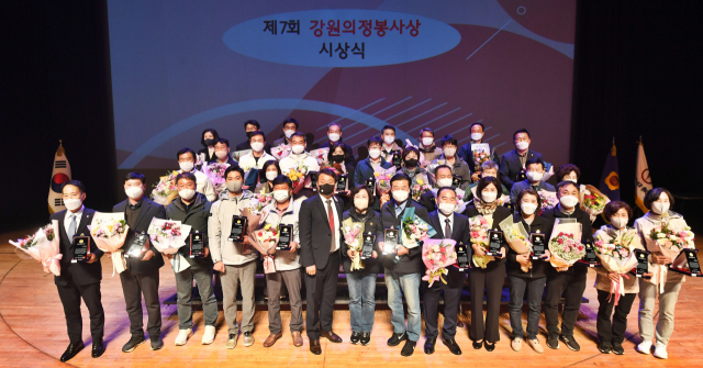 제19회 강원발전 의원한마음 대제전 전야제 행사가 24일 춘천 문화예술회관에서 열린 가운데 강원도시·군의회의장협의회가 주관한 제7회 강원의정봉사상 수상자들과 김일용 강원도시·군의회의장협의회장이 함께 기념촬영을 하고 있다. 박승선기자