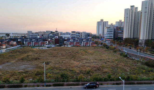 27일 부산남고 이전 예정지로 정해진 부산 강서구 명지동 명지1고등학교(가칭) 부지. 강선배 기자 ksun@