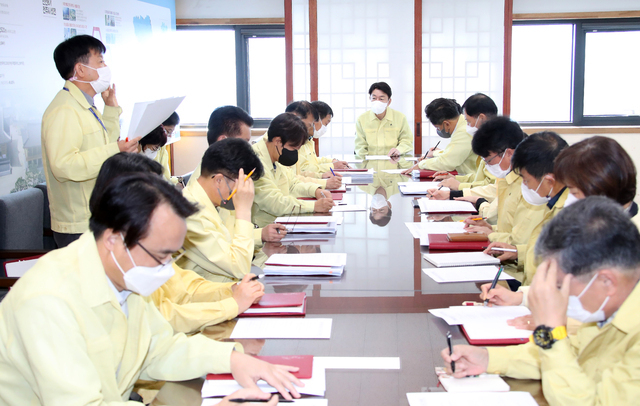 30일 우범기 전주시장과 실국장 등이 긴급 간부회의를 열고 '이태원 사태'의 희생자를 애도하며 관내에 유사사고를 방지하기 위한 대책을 논의하고 있다. 사진제공=전주시