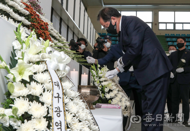 31일 오후 대구 달서구 두류공원 안병근올림픽기념유도관에 마련된 이태원 사고 사망자 합동분향소를 찾은 홍준표 대구시장이 분향하고 있다. 안성완 기자 asw0727@imaeil.com