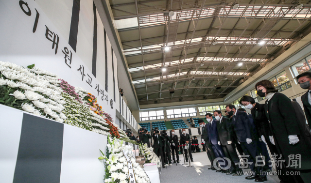 31일 오후 대구 달서구 두류공원 안병근올림픽기념유도관에 마련된 이태원 사고 사망자 합동분향소를 찾은 홍준표 대구시장, 이만규 대구시의회 의장, 양금희 의원, 이인선 의원 등이 헌화 후 묵념을 하고 있다. 안성완 기자 asw0727@imaeil.com