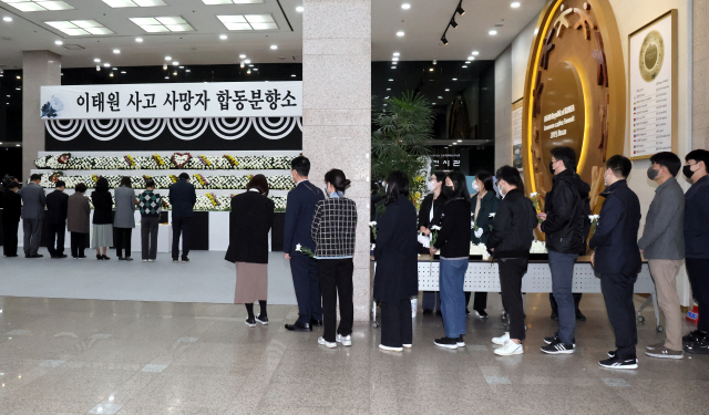 31일 오후 부산시청에 설치된 이태원 사고 사망자 합동분향소에서 시민들이 조문하고 있다. 연합뉴스