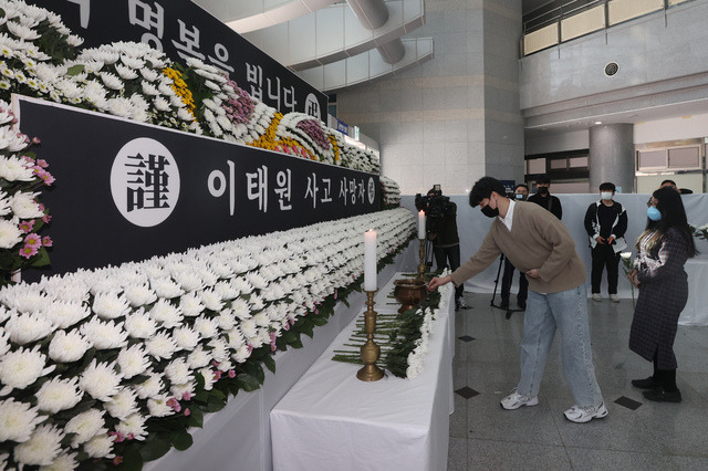 전북도청 공연장 1층에 마련된 합동분향소에 시민들이 조문하고 있다. 조현욱 기자