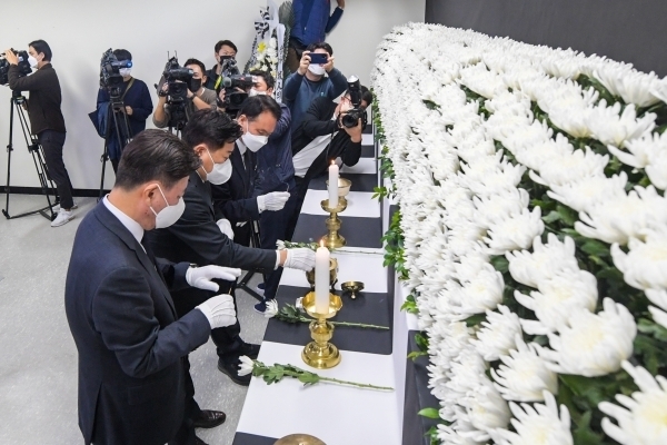 31일 오전 제주도청 별관에 마련된 이태원 사고 사망자 합동분향소에 오영훈 지사 등 간부공무원들이 합동분향하고 있다. 고봉수 기자