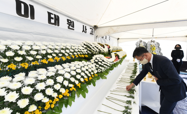 31일 경남도청 광장에 마련된 이태원 사고 사망자 합동분향소에서 시민들이 조문하고 있다./성승건 기자/