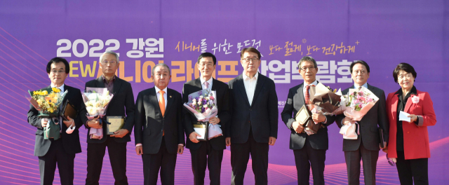 ◇2022 강원 시니어 문학상 시상식이 지난 29일 춘천 봄내체육관에서 열렸다. 대상 수상자인 이천규(수필)씨, 최우수상 수상자인 홍수기씨(수필)·고순용씨(시), 우수상 수상자인 송재필씨(수필)·박두현씨(시)와 최병수 강원일보 전무이사, 이건실 대한노인회강원도연합회장, 이영춘 시인이 기념촬영하고 있다. 신세희기자