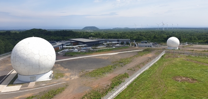 한국항공우주연구원이 제주시 구좌읍 덕천리 일원에 조성해 가동을 시작한 제주 국가위성통합운영센터. 항국항공우주연구원 제공