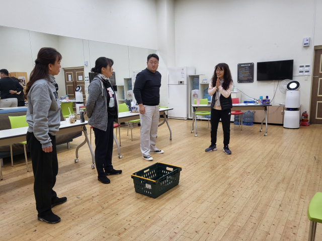 지난 24일 오후 함안문화예술회관 분장실에서 진행된 함안 극단 아시랑 초연 창작연극 '新영자 전성시대' 연습현장. /한유진 기자/