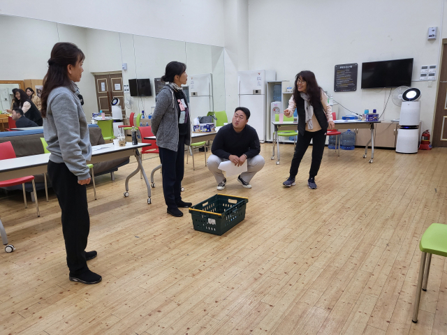 지난 24일 오후 함안문화예술회관 분장실에서 진행된 함안 극단 아시랑 초연 창작연극 '新영자 전성시대' 연습현장. /한유진 기자/