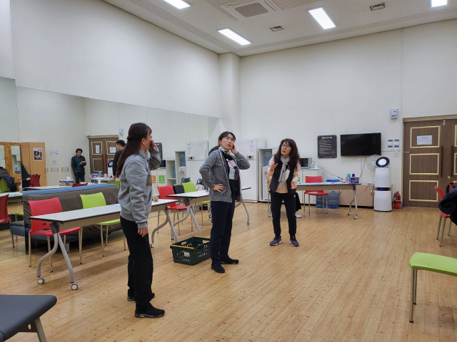 지난 24일 오후 함안문화예술회관 분장실에서 진행된 함안 극단 아시랑 초연 창작연극 '新영자 전성시대' 연습현장. /한유진 기자/