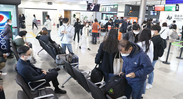 군산 제주 간 항공 수요는 급증하고 있지만 제주항공의 군산 공항 철수 등 항공편은 줄어들고 있어 지역 연고 항공사의 운항 가능 심사가 조속히 이루어져야 한다는 목소리가 높아져 가고 있다. 2일 군산공항 대합실에 탑승을 기다리는 승객들이 가득하다. 오세림 기자