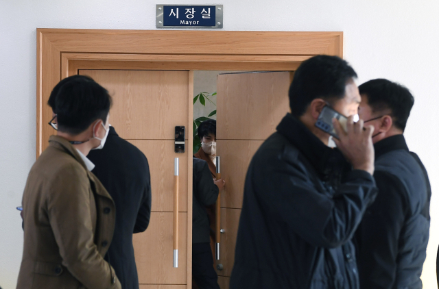 홍남표 창원시장의 공직선거법위반 혐의에 대한 압수수색이 진행 중인 2일 취재진들이 시장 집무실 입구에 서 있다./김승권 기자/