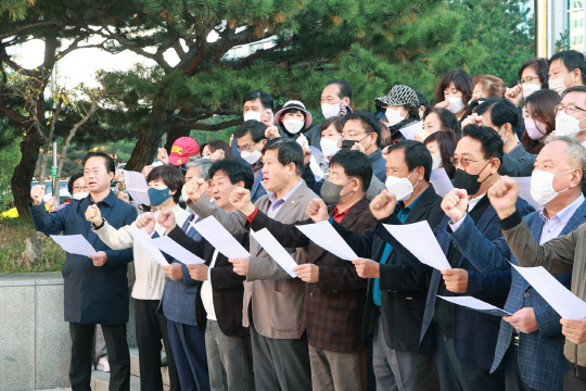 2일 대전사랑시민협의회가 대전시청 북문 앞에서 방사청 대전 조속 이전을 촉구하는 성명서를 발표하고 있다. 사진=대전시 제공