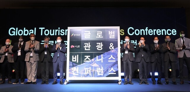 전북도와 전주시가 3일 전주 라한호텔에서 ‘주한외교대사관 및 글로벌 비즈니스 플랫폼 연계’를 주제로 문화 관광 및 마이스(MICE) 행사와 연계한 ‘글로벌 관광·비즈니스 컨퍼런스’를 지역 최초로 개최했다. /사진=조현욱 기자