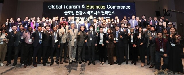 전북도와 전주시가 3일 전주 라한호텔에서 ‘주한외교대사관 및 글로벌 비즈니스 플랫폼 연계’를 주제로 문화 관광 및 마이스(MICE) 행사와 연계한 ‘글로벌 관광·비즈니스 컨퍼런스’를 지역 최초로 개최했다. /사진=조현욱 기자
