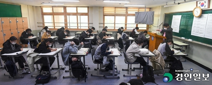 2023학년도 대학수학능력시험을 한 달여 앞두고 10월 전국연합학력평가가 실시된 12일 오전 수원시 영통구 효원고등학교에서 고3 수험생들이 시험을 치르고 있다. 2022.10.12 /이지훈기자 jhlee@kyeongin.com
