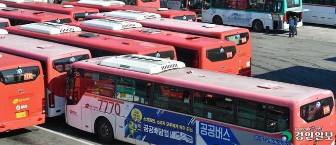 경기·인천지역의 버스업체를 사모펀드가 인수하면서 이익을 위해 소유 부동산을 매각하는 등의 단기 차익 실현에 집중할 우려가 있어 공공성 보장 장치가 필요하다는 지적이다. 사진은 경기도내 한 버스차고지의 모습. 2022.11.06 /김도우기자 pizza@kyeongin.com