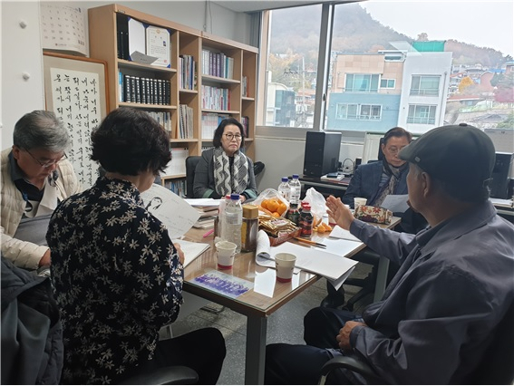◇‘제29회 김유정 기억하기 전국문예작품공모' 심사위원회는 최근 춘천문인협회 사무실에서 부문별 심사위원회를 열고 모두 18명의 입상작을 결정했다.