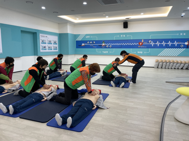 합천군 용주면 경남안전체험관에서 시민들이 심폐소생술 교육을 받고 있다./경남소방본부/