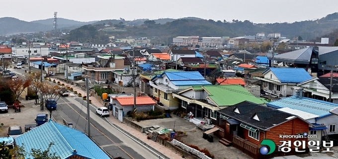 최근 북한의 도발 수위가 높아지면서 기습적인 포격의 아픔이 있는 연평도 주민들에게 평화가 간절해지고 있다. 9일 오후 인천시 옹진군 연평도 마을 전경. 2022.11.9 /조재현기자 jhc@kyeongin.com