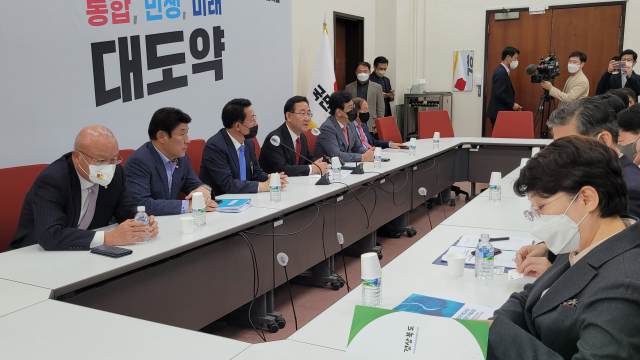 11일 서울 여의도 국회 국민의힘 원내대표실에서 열린 대구경북 통합신공항 특별법 관련 당·정부부처·지자체 간 회의에서 주호영(왼쪽 네 번째) 원내대표가 모두발언을 하고 있다. 대구시 제공