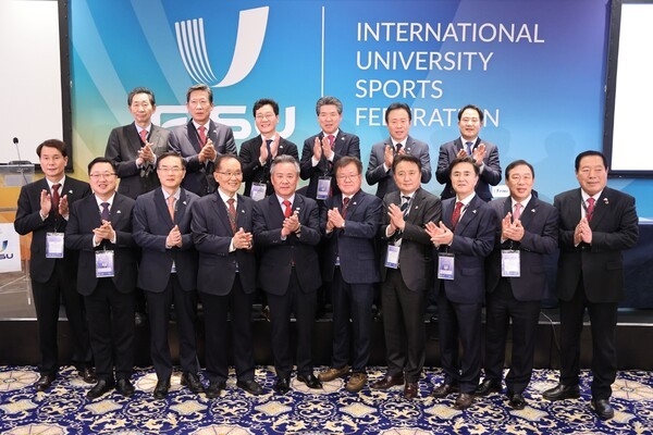 12일 벨기에 브뤼셀에서 2027년 하계 유니버시아드 대회 충청 공동유치가 확정된 뒤 이기흥 대한체육회장과 충청권 4개시도 광역단체장, 광역의회의장, 시도체육회장 등이 서로의 노고를 치하하며 환하게 웃고 있다.