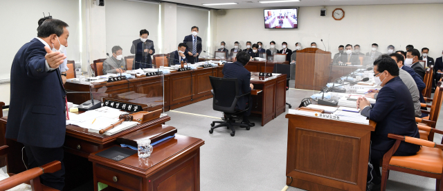 9일 경남도의회에서 열린 건설소방위원회의 경남개발공사에 대한 행정사무감사에서 박해영 건설소방위원장이 정회를 선포하고 있다. 이날 건설소방위원회의 경남개발공사에 대한 행정사무감사는 정회 끝에 감사 중지를 결정했다./성승건 기자/
