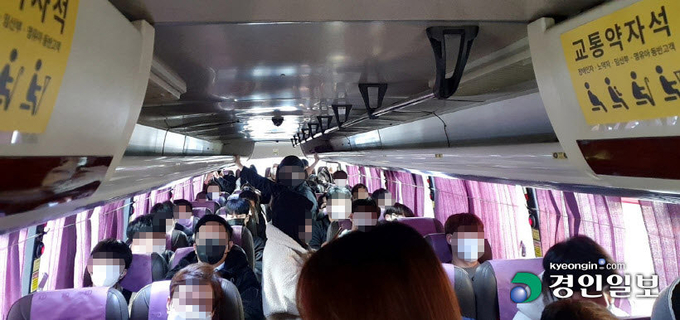 15일 오전 수원역 버스 정류장에서 출발한 잠실 광역환승센터행 1007번 버스에서 승객들이 입석으로 출근하고 있다. 2022.11.15 /김동한기자 dong@kyeongin.com