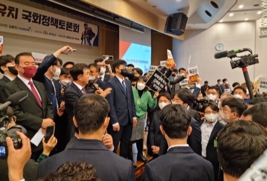 15일 서울 국회 도서관에서 육군사관학교 충남 이전 토론회가 개최될 예정인 가운데 이전 반대를 요구하는 일부 단체 및 회원들이 격렬하게 항의하며 소란을 피우고 있어 토론회 진행에 차질을 빚고 있다. 사진=박상원 기자