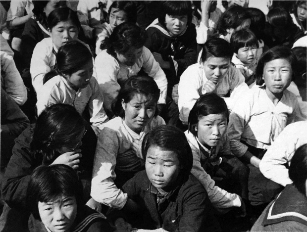 ‘여순사건 당시 붙잡혀온 여수여고 학생들’(1948)