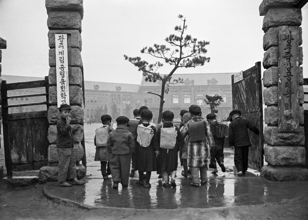 이경모 작 ‘광주중앙공립국민학교에 문을 연 광주계림국민학교’ (1948)