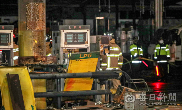 16일 오후 5시 29분쯤 대구 서구 중리동의 한 LPG 충전소에서 폭발 사고로 추정되는 불이나 8명이 화상을 입었다. 경찰과 소방대원이 폭발이 발생한 충전소를 통제하고 있다. 안성완 기자 asw0727@imaeil.com