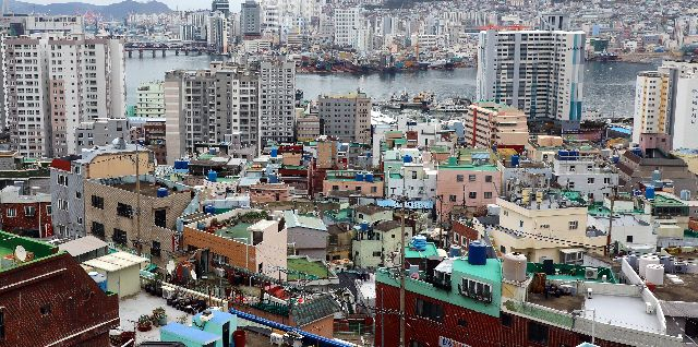 부산 서구 충무동의 성매매집결지였던 속칭 ‘완월동’에 49층 높이의 초고층 주상복합 건립이 추진되고 있어 특혜 논란이 제기되고 있다. ‘완월동’ 일대 모습. 정종회 기자 jjh@