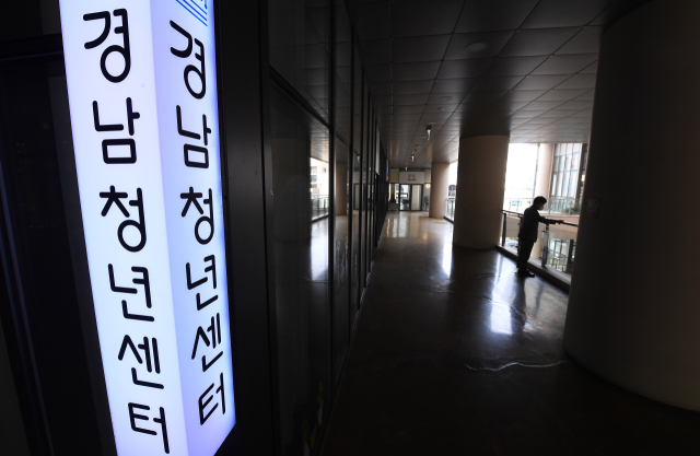 올해 말까지만 운영되는 창원시 성산구 경남청년센터에서 21일 한 청년이 바깥을 바라보고 있다./김승권 기자/