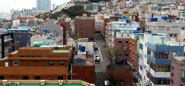 부산 서구 충무동 성매매 집결지 ‘완월동’에 최고 49층 높이의 고층 주상복합건물 건립이 추진되고 있어 지나친 특혜 논란이 인다. 20일 완월동 일대. 정종회 기자 jjh@
