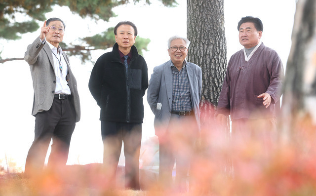 1972년 박정희 정권의 유신헌법에 반대하며 학생 집회와 시국선언을 주도했다는 이유로 퇴학 등 징계를 받았던 당시 고등학교 3학년이었던 전주고등학교 50회 (좌측부터) 채수찬, 최규엽, 박경희, 소병훈 씨가 국회의사당 솔숲에서 환하게 웃으며 그날을 회상하고 있다. 오세림 기자